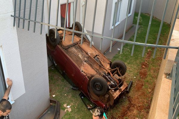 Imagem referente a notícia: Três pessoas ficam feridas após carro cair dentro de residencial no Jardim Riviera
