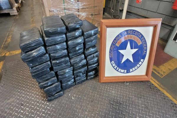 Imagem referente a notícia: Receita Federal apreende 52 kg de cocaína no Porto de Paranaguá
