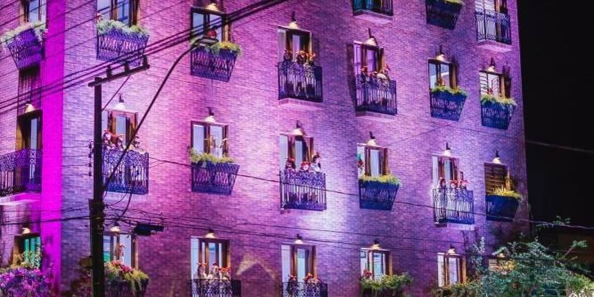 Espetáculo de rua Janelinhas Cantantes enaltece a magia do Natal