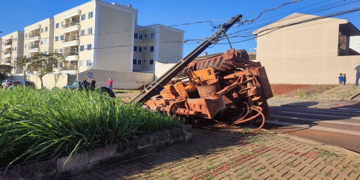 Trator tomba sobre poste de iluminação ao fazer curva acentuada na Rua Manaus
