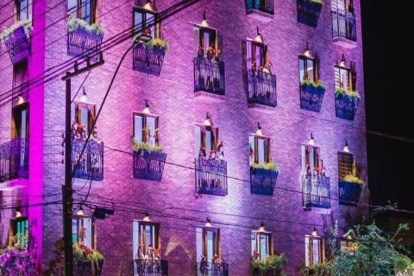 Espetáculo de rua Janelinhas Cantantes enaltece a magia do Natal