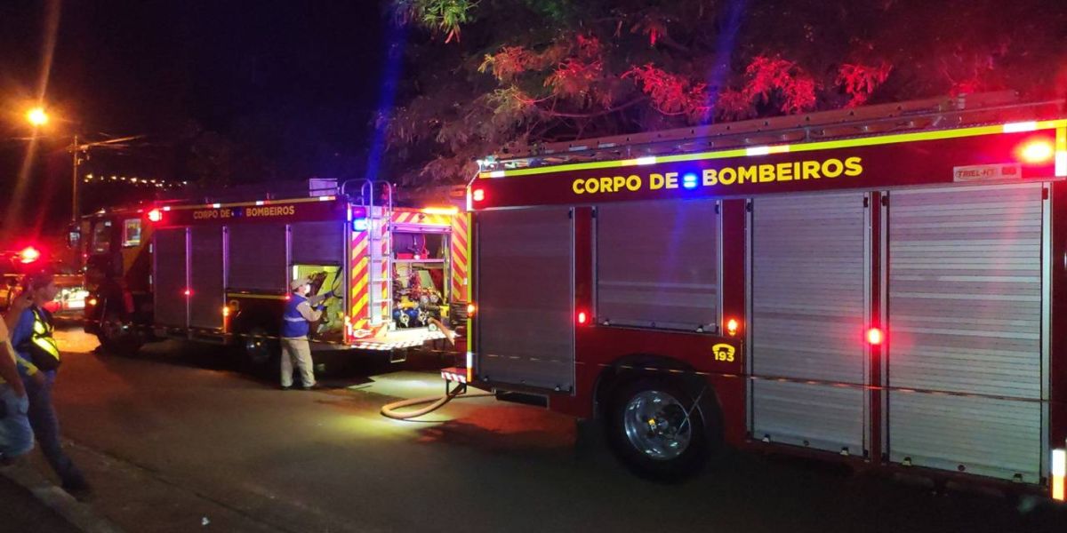 Residência fica destruída por incêndio no Bairro Interlagos em Cascavel
