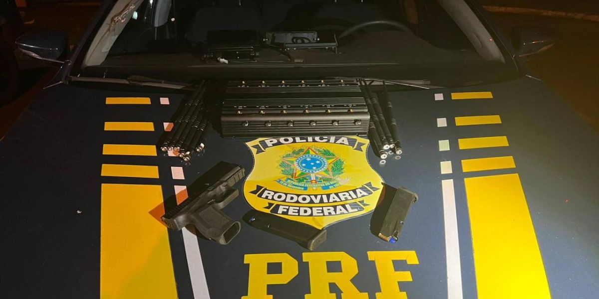 PRF prende homem e mulher portando arma e aparelho bloqueador de sinal na BR-277