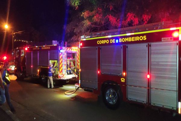 Imagem referente a notícia: Residência fica destruída por incêndio no Bairro Interlagos em Cascavel