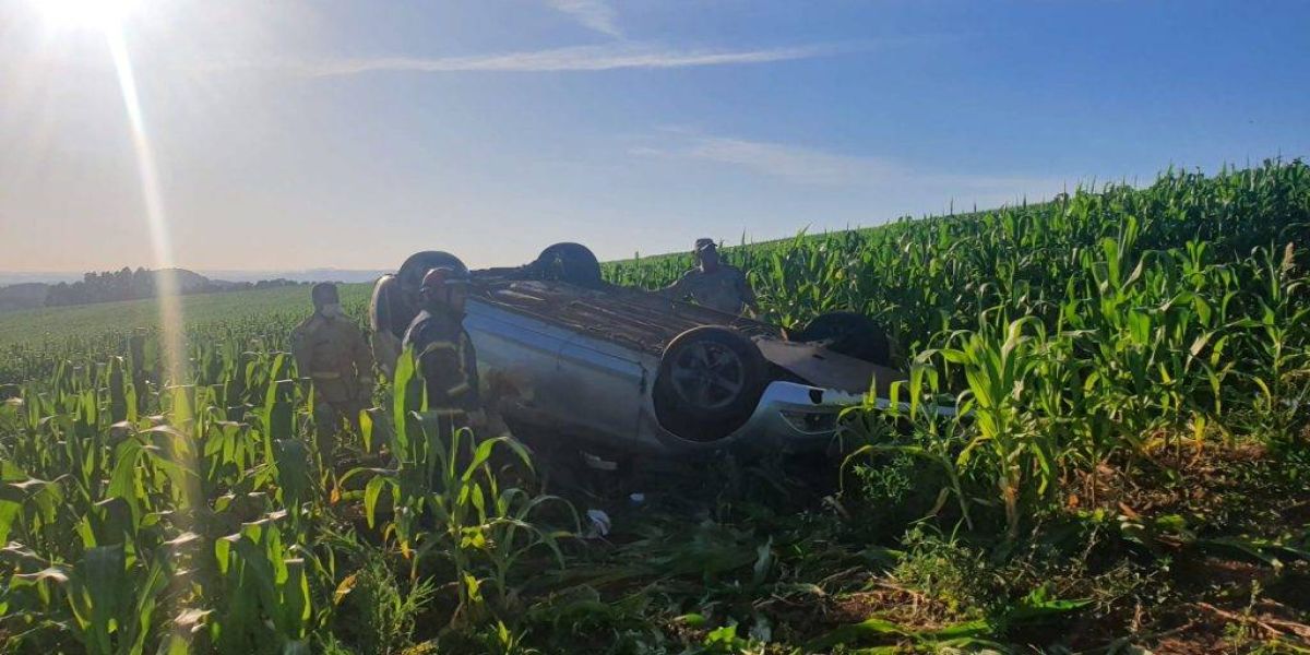 Condutora fica ferida após carro sair da pista e capotar na PR-180, em Rio Tuna