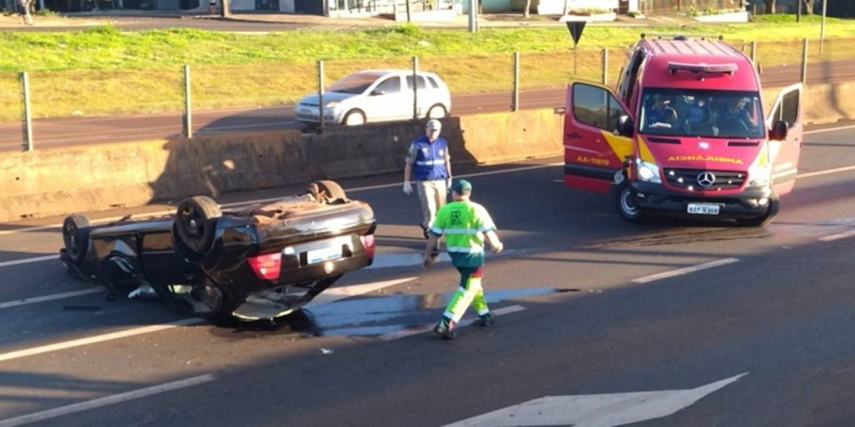 Carro ocupado por três pessoas capota na BR-277; Uma adolescente morreu