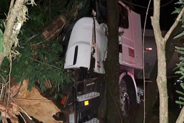 Motorista sofre ferimentos em acidente de caminhão na PR-182, em Ampére e Realeza