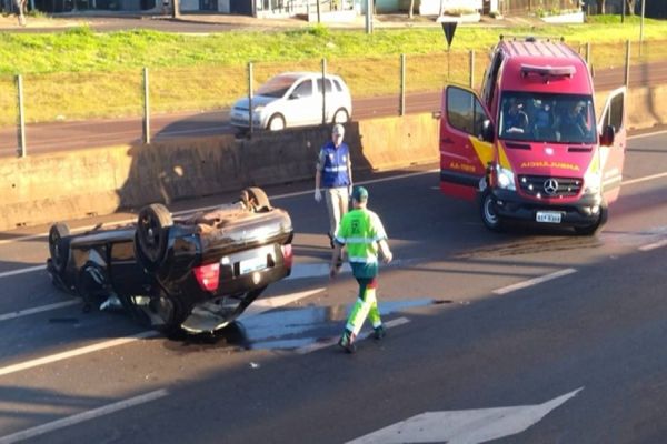 Carro ocupado por três pessoas capota na BR-277; Uma adolescente morreu