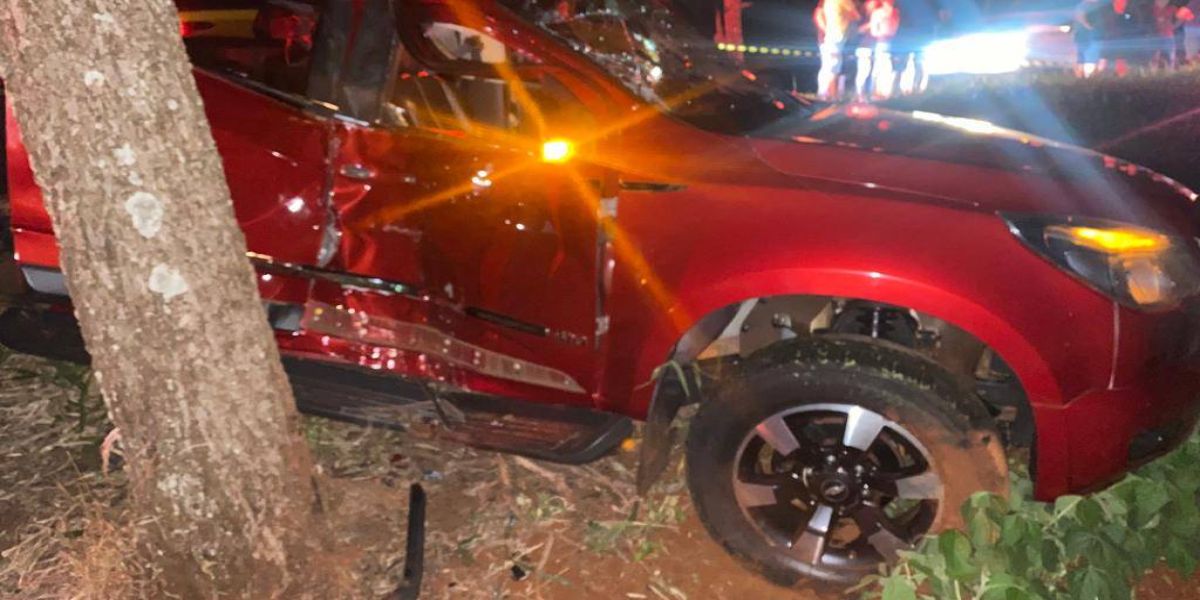 Homem morre após perder controle do veículo e bater contra árvore na PR-239