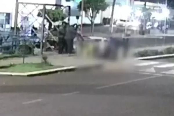 Imagem referente a notícia: Três jovens são mortos a tiros em Formosa do Oeste; Câmera de segurança registrou o crime