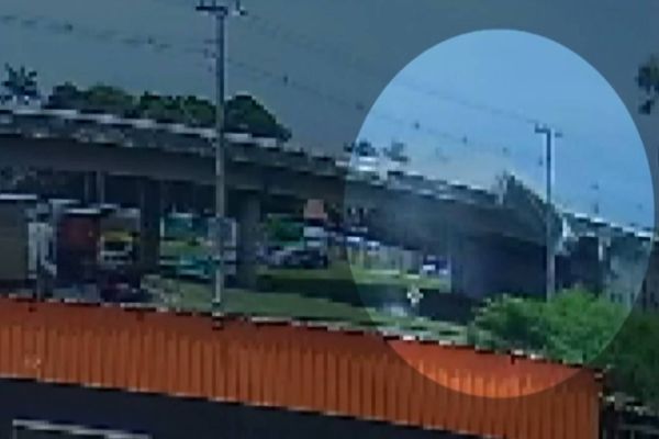 Imagem referente a notícia: Câmera de segurança registra caminhão despencando da BR-376 no norte do Paraná