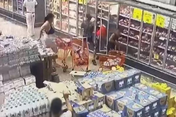 Grupo saqueia dezenas de peças de carne em mercado atacadista; Câmera de segurança registrou o crime