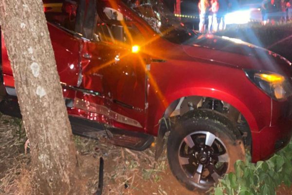 Homem morre após perder controle do veículo e bater contra árvore na PR-239