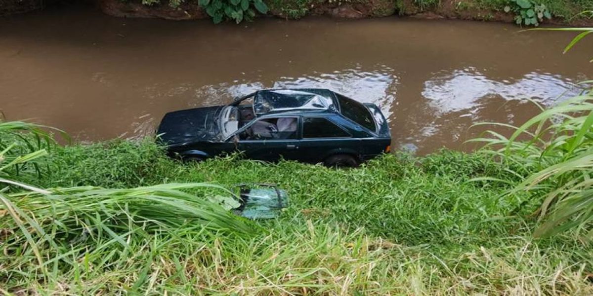 Condutor perde o controle do veículo e cai no rio Lonqueador