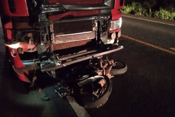 Jovem perde a vida em acidente entre moto e caminhão na BR-163 em Pérola D`Oeste