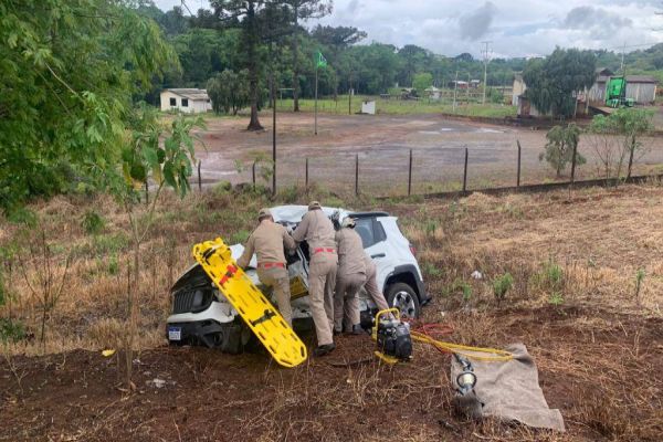 Imagem referente a notícia: Motorista fica encarcerado após colisão entre bitrem e carro na BR-277 em Laranjeiras do Sul