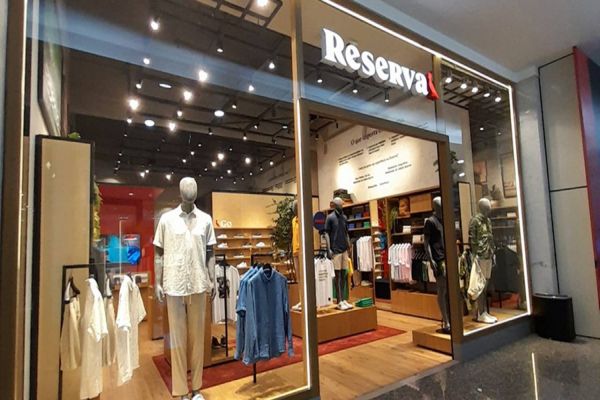 A experiência Reserva chegou: nova loja do Cascavel JL conta histórias em cada arara de roupas