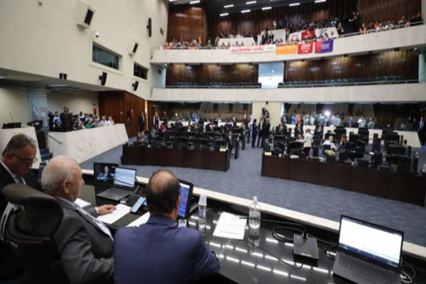 Projetos sobre venda de ações da Copel e reforma administrativa do Executivo continuam em debate