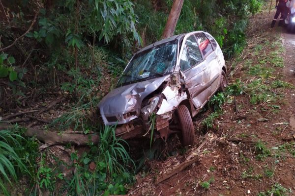 Condutor perde controle de veículo, sai da pista e colide contra barranco na PR-574