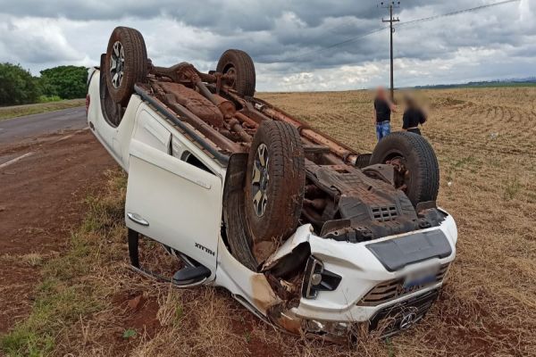 Caminhonete para com as rodas para cima após capotamento na BR-467 em Sede Alvorada