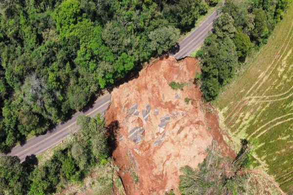 Estado inicia trabalhos para restaurar trecho da PR-182 interditado após deslizamento