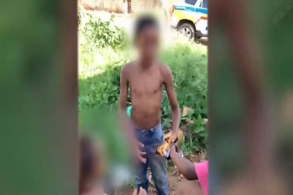 Menino de 11 anos liga para a polícia e pede comida: 'Estamos com fome'