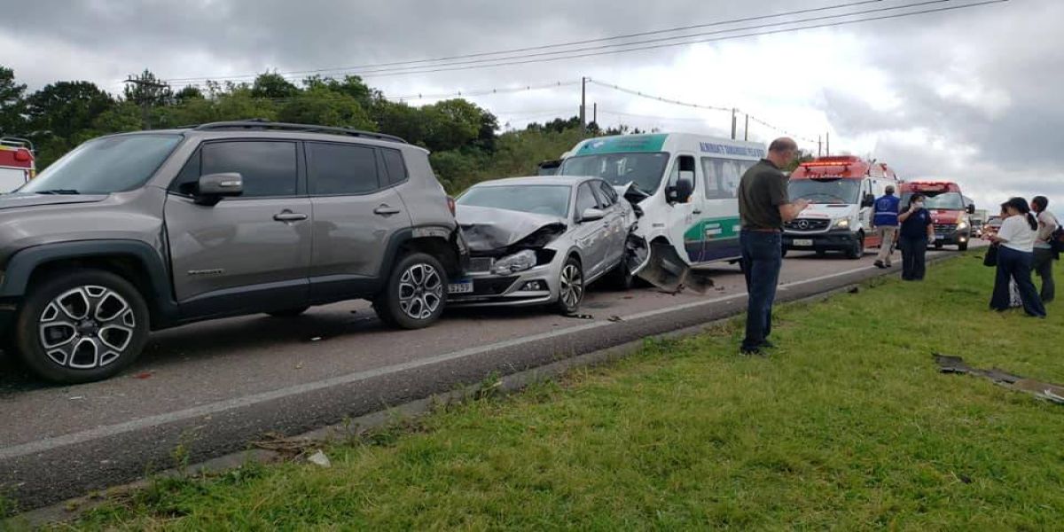 Seis pessoas ficam feridas em engavetamento no Km 108 da BR-277