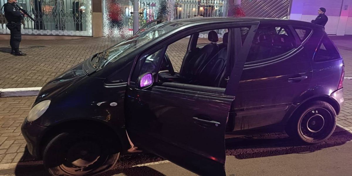 Trio é detido pela Guarda Municipal com automóvel furtado na Avenida Brasil