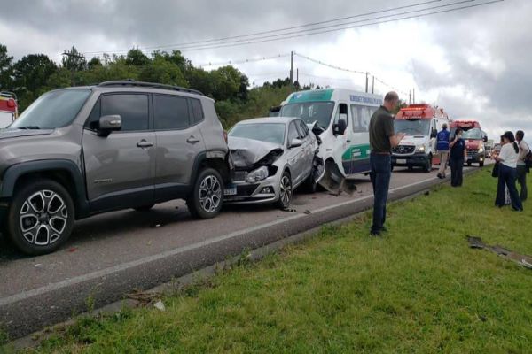 Seis pessoas ficam feridas em engavetamento no Km 108 da BR-277