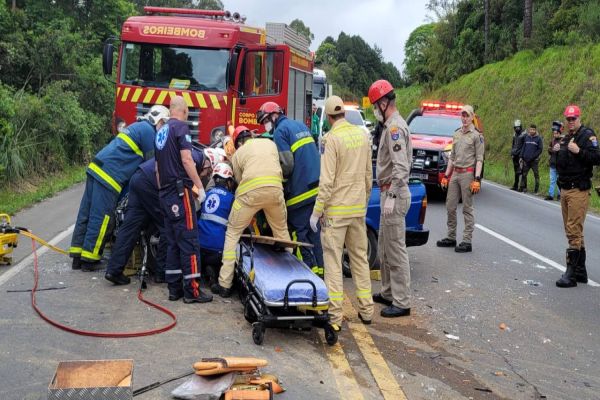 Imagem referente a notícia: Bandeira do Brasil se solta de veículo, impede visão do motorista que bate de frente em caminhão