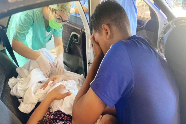 Imagem referente a notícia: Bebê nasce dentro do carro, na entrada do pronto-socorro do HUOP