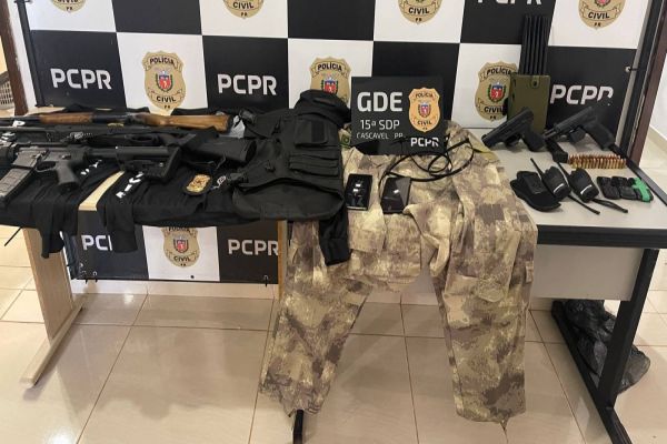 Imagem referente a notícia: GDE da Polícia Civil apreende armas de fogo e roupas utilizadas crimes de roubo em Cascavel