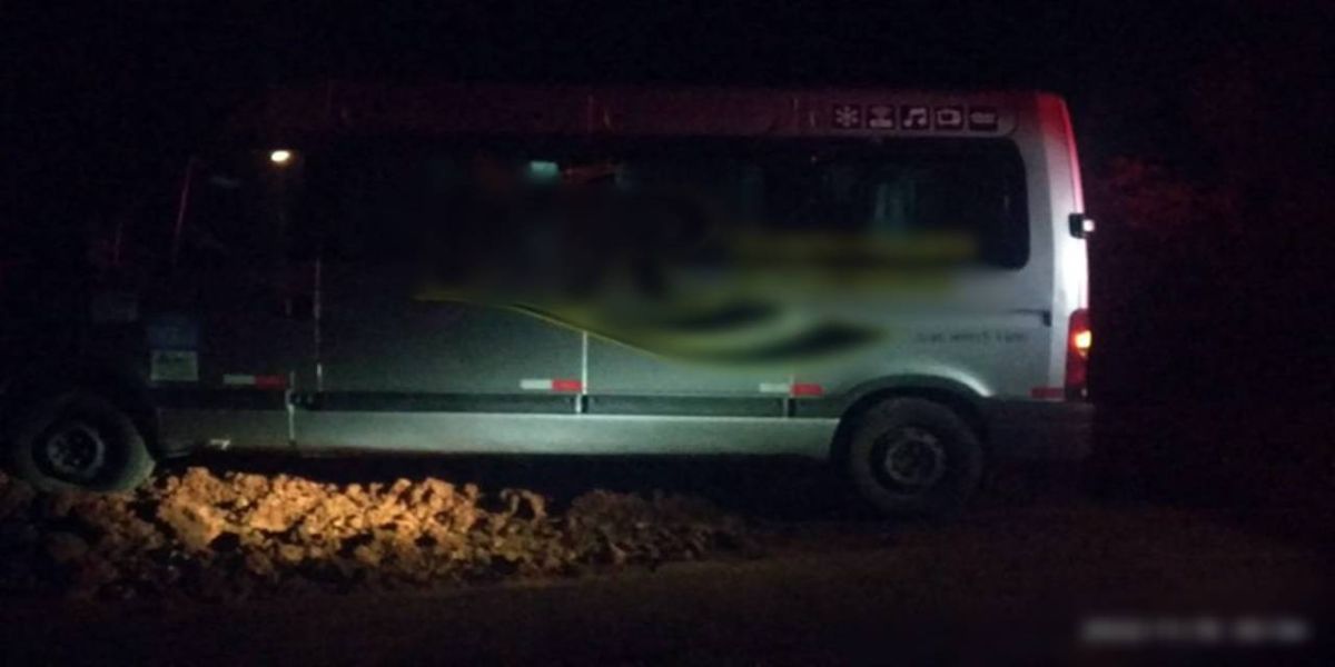 PRF identifica suspeitos por despejo de terra que causou acidente com van