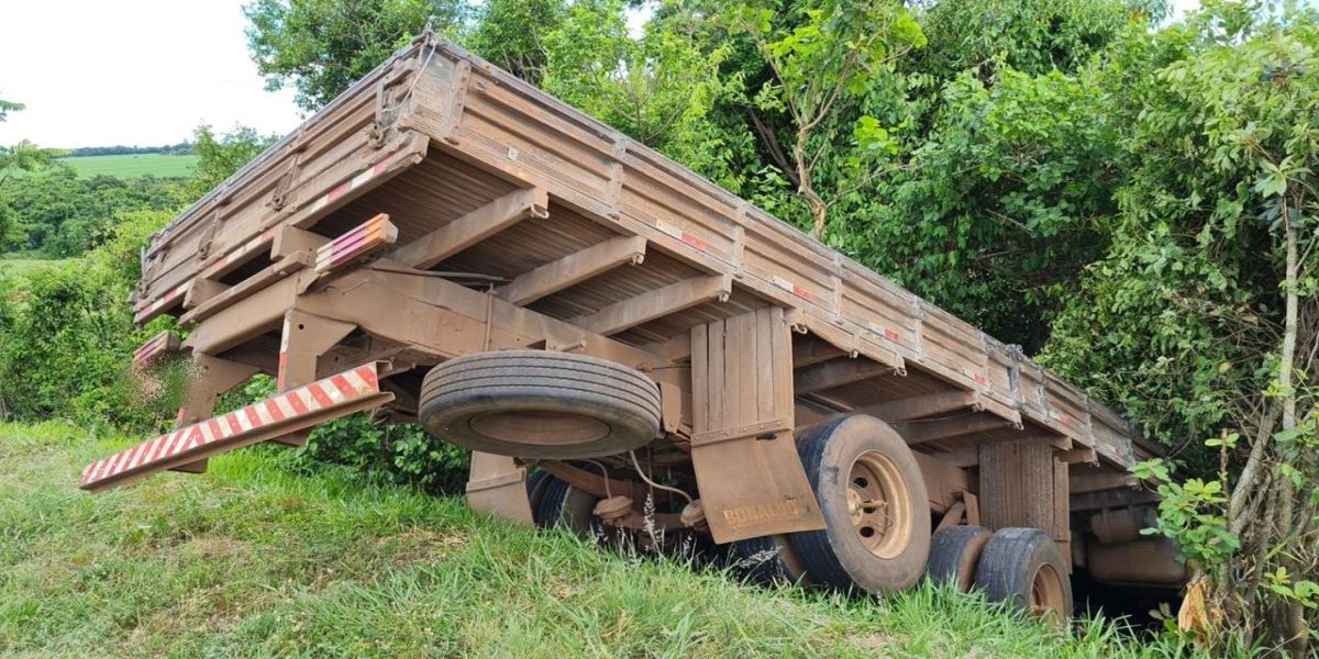 Caminhão cai em barranco após sair da pista na BR-369 entre Cascavel e Corbélia