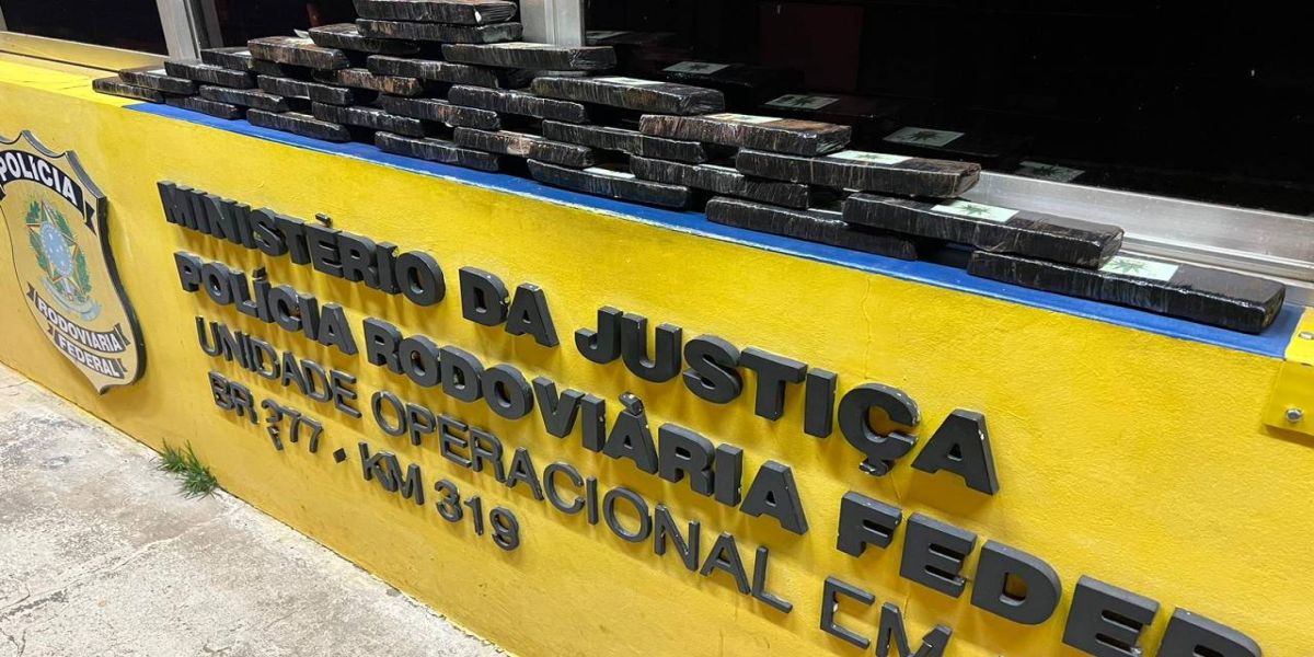 PRF prende mulher transportando maconha na BR-277; A droga saiu de Cascavel-PR e ia até Itajaí-SC