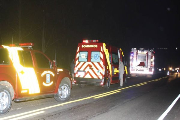 Duas pessoas ficam feridas após carro capotar na PR-180