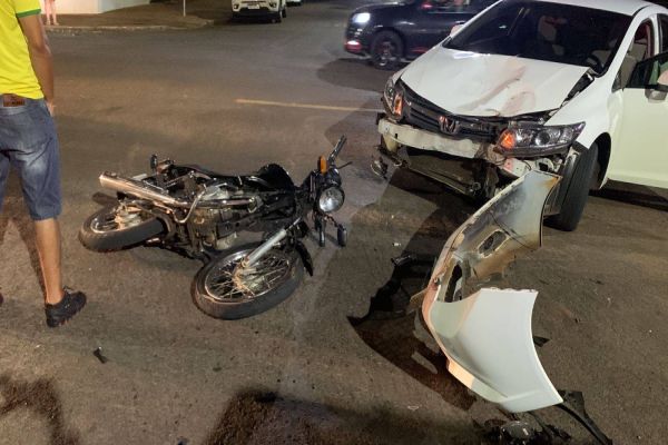 Imagem referente a notícia: Motociclista fica em estado gravíssimo após violenta colisão frontal no centro de Cascavel