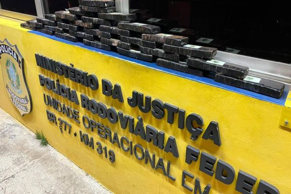 PRF prende mulher transportando maconha na BR-277; A droga saiu de Cascavel-PR e ia até Itajaí-SC