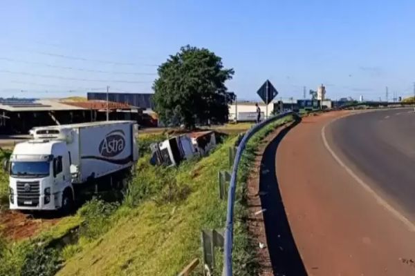 Caminhão com R$ 500 mil em carnes tomba na PR-323 no norte do Paraná