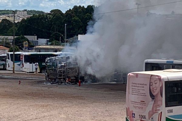 Imagem referente a notícia: Ônibus do transporte coletivo ficam destruídos em incêndio no Bairro São Cristóvão