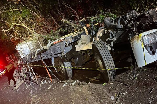 Caminhão fica totalmente destruído e condutor é socorrido em estado grave após acidente na PR-471
