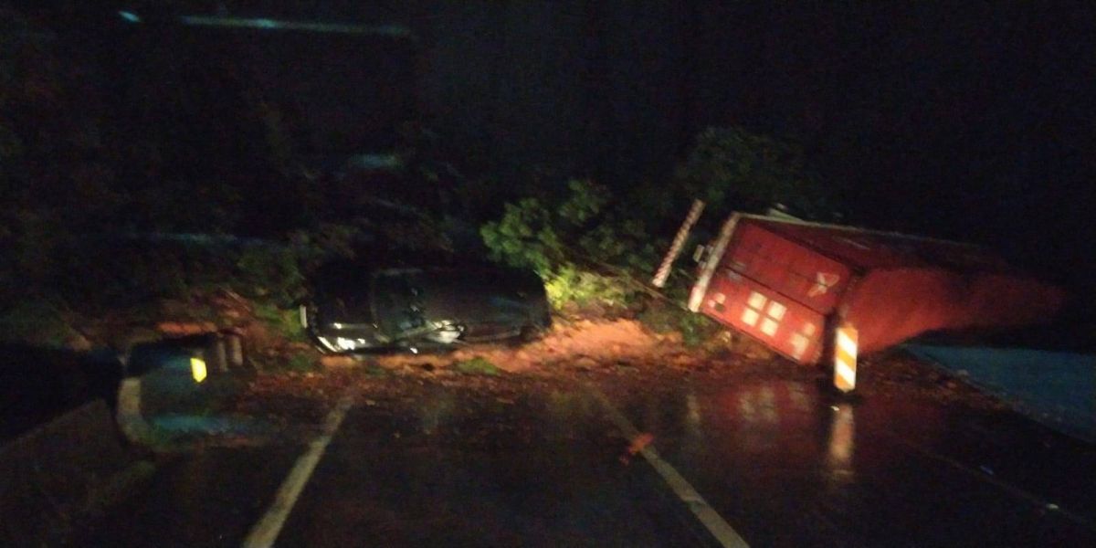 Deslizamento de terra deixa veículos soterrados na BR-376 em Guaratuba/PR