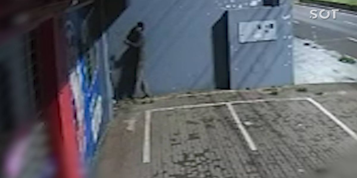 Câmera de segurança registra homem furtando fiação em empresa na Avenida Carlos Gomes