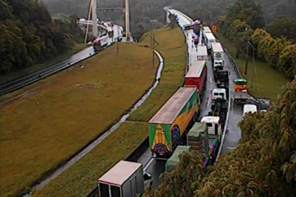 Imagem referente a notícia: Caminhoneiro de 42 anos morre após caminhão despencar de ponte na BR-116