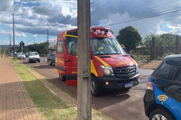 Imagem referente a notícia: Trabalhador fica ferido após colisão entre três carros na Avenida das Pombas no Bairro Floresta