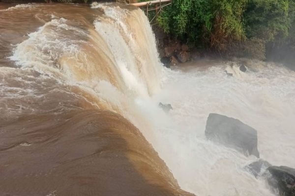 Jovem é arrastado por correnteza de rio e fica gravemente ferido em Toledo