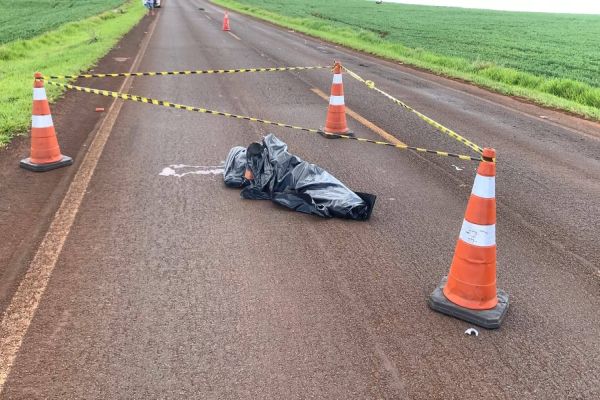 Imagem referente a notícia: Trabalhador de 49 anos morre após ser atingido por dois veículos na PR-486, em Cascavel