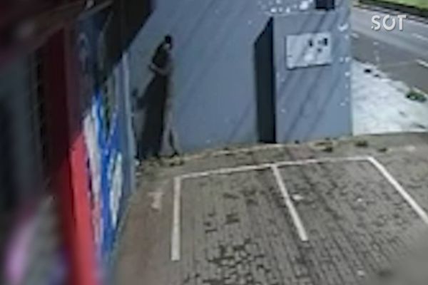 Imagem referente a notícia: Câmera de segurança registra homem furtando fiação em empresa na Avenida Carlos Gomes