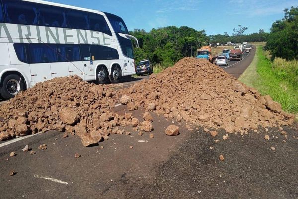 Imagem referente a notícia: Bloqueios parciais são registrados na BR-277 no Oeste do Paraná