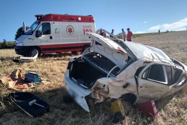 Três homens ficam feridos em capotamento na BR-280